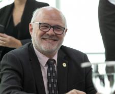 Governador em exercício recebe homenagem de representantes comerciais