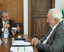 Governador em exercício recebe homenagem de representantes comerciais