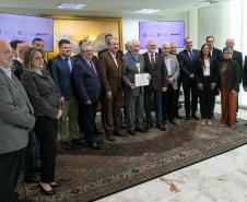 Governador em exercício recebe homenagem de representantes comerciais