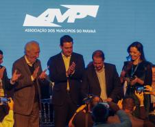 Governador destaca parceria com municípios na posse da nova diretoria da AMP
