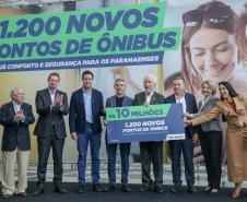 Estado vai distribuir 1.200 novos abrigos para pontos de ônibus em 30 cidades paranaenses