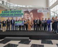 Estado vai distribuir 1.200 novos abrigos para pontos de ônibus em 30 cidades paranaenses
