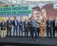 Estado vai distribuir 1.200 novos abrigos para pontos de ônibus em 30 cidades paranaenses