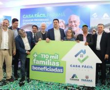 OUTRAS MODALIDADES – Além do Casa Fácil Rural, o Governo do Paraná lançou as modalidades para atender a população a partir de 60 anos (Casa Fácil Terceira Idade), as famílias residentes em favelas e assentamentos em extrema vulnerabilidade ou com risco ao meio ambiente (Casa Fácil Vida Nova), a modalidade Banheiro em Casa, que ofertará 3.419 módulos sanitários para famílias que não possuem banheiro ou dispõe de banheiros em situação improvisada; e a modalidade Paraná Regularizado que visa titular até 50 mil
