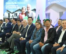 OUTRAS MODALIDADES – Além do Casa Fácil Rural, o Governo do Paraná lançou as modalidades para atender a população a partir de 60 anos (Casa Fácil Terceira Idade), as famílias residentes em favelas e assentamentos em extrema vulnerabilidade ou com risco ao meio ambiente (Casa Fácil Vida Nova), a modalidade Banheiro em Casa, que ofertará 3.419 módulos sanitários para famílias que não possuem banheiro ou dispõe de banheiros em situação improvisada; e a modalidade Paraná Regularizado que visa titular até 50 mil