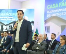 OUTRAS MODALIDADES – Além do Casa Fácil Rural, o Governo do Paraná lançou as modalidades para atender a população a partir de 60 anos (Casa Fácil Terceira Idade), as famílias residentes em favelas e assentamentos em extrema vulnerabilidade ou com risco ao meio ambiente (Casa Fácil Vida Nova), a modalidade Banheiro em Casa, que ofertará 3.419 módulos sanitários para famílias que não possuem banheiro ou dispõe de banheiros em situação improvisada; e a modalidade Paraná Regularizado que visa titular até 50 mil