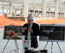 Darci Piana visita obras de nova fábrica bilionária da LG em Fazenda Rio Grande