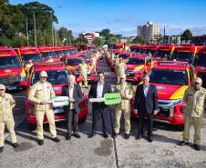 Caminhões, ambulâncias e sonar: governador entrega equipamentos aos BombeirosJonathan Campos/AEN