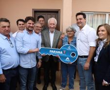 Com piscina e mobília, Ratinho Junior inaugura Condomínio do Idoso de Arapongas