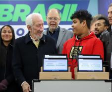 Mais tecnologia: Estado entrega 25 mil tablets e 2,8 mil carrinhos de recarga para escolas