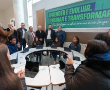 Mais tecnologia: Estado entrega 25 mil tablets e 2,8 mil carrinhos de recarga para escolas