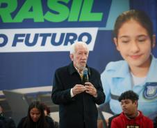 Mais tecnologia: Estado entrega 25 mil tablets e 2,8 mil carrinhos de recarga para escolas