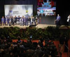 PRESENÇAS – Participaram da abertura do evento o vice-governador Darci Piana; os ministros do Tribunal de Contas da União (TCU) Otto Alencar Rodrigues e Weder de Oliveria; e do Tribunal Superior do Trabalho (TST), Douglas Alencar Rodrigues; o presidente do TRT-PR, Célio Horst; o presidente do TRF4, João Batista Silveira Pinto; o secretário estadual da Justiça e Cidadania, Valdemar Bernardo Jorge; e o deputado federal Arthur Maia. GALERIA DE IMAGENS 