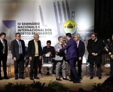 PRESENÇAS – Participaram da abertura do evento o vice-governador Darci Piana; os ministros do Tribunal de Contas da União (TCU) Otto Alencar Rodrigues e Weder de Oliveria; e do Tribunal Superior do Trabalho (TST), Douglas Alencar Rodrigues; o presidente do TRT-PR, Célio Horst; o presidente do TRF4, João Batista Silveira Pinto; o secretário estadual da Justiça e Cidadania, Valdemar Bernardo Jorge; e o deputado federal Arthur Maia. GALERIA DE IMAGENS 