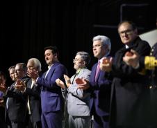 PRESENÇAS – Participaram da abertura do evento o vice-governador Darci Piana; os ministros do Tribunal de Contas da União (TCU) Otto Alencar Rodrigues e Weder de Oliveria; e do Tribunal Superior do Trabalho (TST), Douglas Alencar Rodrigues; o presidente do TRT-PR, Célio Horst; o presidente do TRF4, João Batista Silveira Pinto; o secretário estadual da Justiça e Cidadania, Valdemar Bernardo Jorge; e o deputado federal Arthur Maia. GALERIA DE IMAGENS 