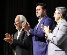 PRESENÇAS – Participaram da abertura do evento o vice-governador Darci Piana; os ministros do Tribunal de Contas da União (TCU) Otto Alencar Rodrigues e Weder de Oliveria; e do Tribunal Superior do Trabalho (TST), Douglas Alencar Rodrigues; o presidente do TRT-PR, Célio Horst; o presidente do TRF4, João Batista Silveira Pinto; o secretário estadual da Justiça e Cidadania, Valdemar Bernardo Jorge; e o deputado federal Arthur Maia. GALERIA DE IMAGENS 