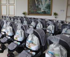 Com carrinhos e acessórios, Estado inicia distribuição inédita de 10 mil kits para mães e bebês
