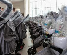 Com carrinhos e acessórios, Estado inicia distribuição inédita de 10 mil kits para mães e bebês