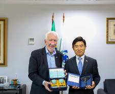 Piana recebe cônsul-geral da Coreia do Sul para tratar da instalação da LG no Paraná