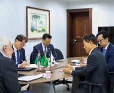 Piana recebe cônsul-geral da Coreia do Sul para tratar da instalação da LG no Paraná
