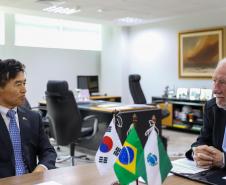 Piana recebe cônsul-geral da Coreia do Sul para tratar da instalação da LG no Paraná