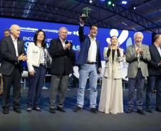 Ratinho Junior recebe Troféu Ocepar por contribuição ao cooperativismo paranaense