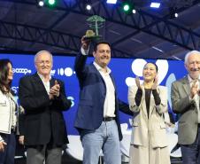 Ratinho Junior recebe Troféu Ocepar por contribuição ao cooperativismo paranaense