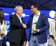 Ratinho Junior recebe Troféu Ocepar por contribuição ao cooperativismo paranaense