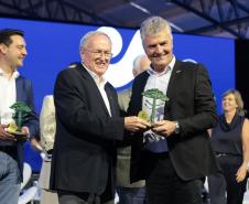 Ratinho Junior recebe Troféu Ocepar por contribuição ao cooperativismo paranaense