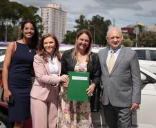 Paraná entrega 40 ônibus e 82 carros para reforçar cuidado às mulheres e pessoas idosas