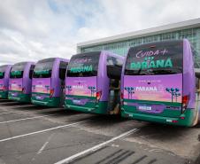 Paraná entrega 40 ônibus e 82 carros para reforçar cuidado às mulheres e pessoas idosas