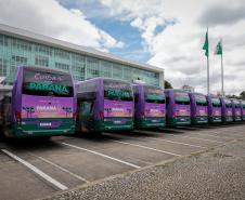 Paraná entrega 40 ônibus e 82 carros para reforçar cuidado às mulheres e pessoas idosas