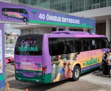 Paraná entrega 40 ônibus e 82 carros para reforçar cuidado às mulheres e pessoas idosas