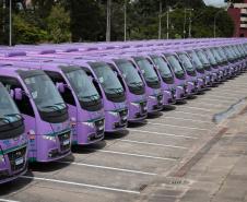 Paraná entrega 40 ônibus e 82 carros para reforçar cuidado às mulheres e pessoas idosas