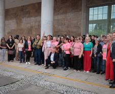 Paraná entrega 40 ônibus e 82 carros para reforçar cuidado às mulheres e pessoas idosas