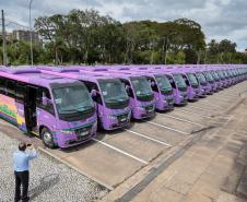 Paraná entrega 40 ônibus e 82 carros para reforçar cuidado às mulheres e pessoas idosas