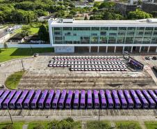 Paraná entrega 40 ônibus e 82 carros para reforçar cuidado às mulheres e pessoas idosas