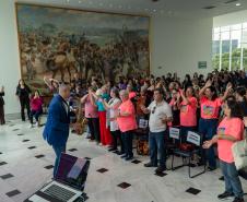 Estado lança programa Paraná Amigo da Pessoa Idosa e oficializa Bolsa Cuidador