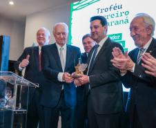 Governador Ratinho Junior recebe Troféu Guerreiro do Movimento Pró-Paraná