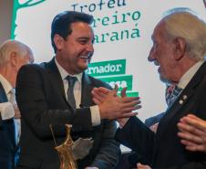 Governador Ratinho Junior recebe Troféu Guerreiro do Movimento Pró-Paraná