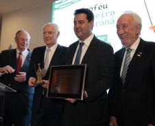 Governador Ratinho Junior recebe Troféu Guerreiro do Movimento Pró-Paraná