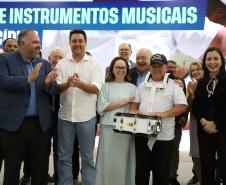 Estado entrega instrumentos musicais a 90 cidades e libera R$ 100 milhões para a cultura