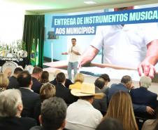 Estado entrega instrumentos musicais a 90 cidades e libera R$ 100 milhões para a cultura