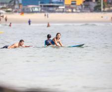 Estado inicia obras de escola de surfe para atender mais de 600 crianças no Litoral