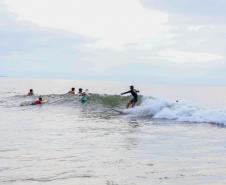 Estado inicia obras de escola de surfe para atender mais de 600 crianças no Litoral