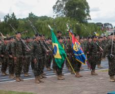 Darci Piana participa da troca de comando da 5ª Divisão de Exército, em Curitiba