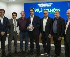 Ratinho Junior libera R$ 324 milhões para obras em nove municípios paranaenses