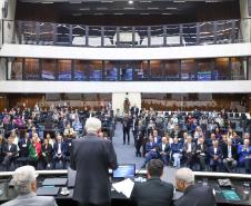 Darci Piana prestigia lançamento de livro que conta a história da política paranaense