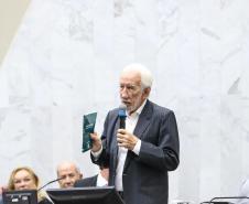 Darci Piana prestigia lançamento de livro que conta a história da política paranaense