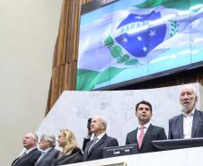 Darci Piana prestigia lançamento de livro que conta a história da política paranaense